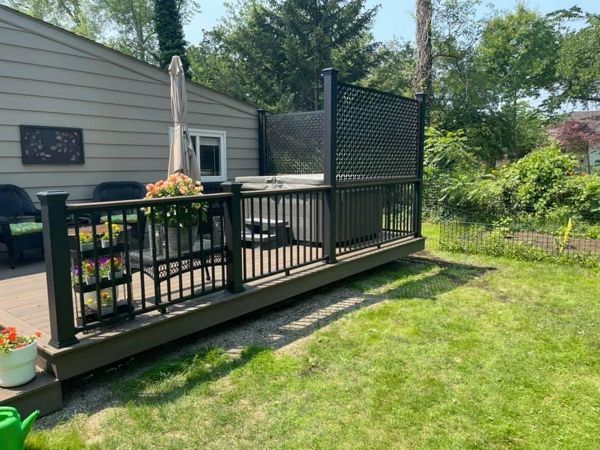 Coastal Bluff with Transcend Rail and Trex Lattice works privacy panels