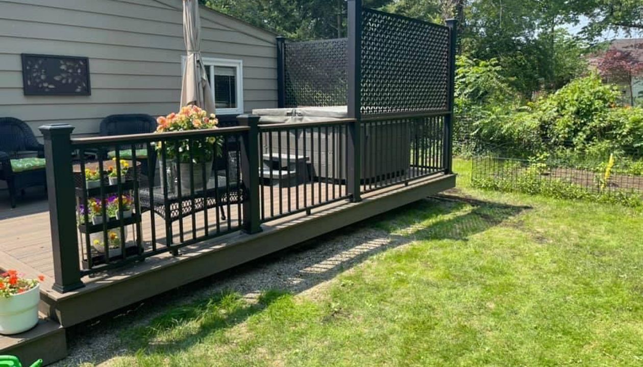 Coastal Bluff with Transcend Rail and Trex Lattice works privacy panels