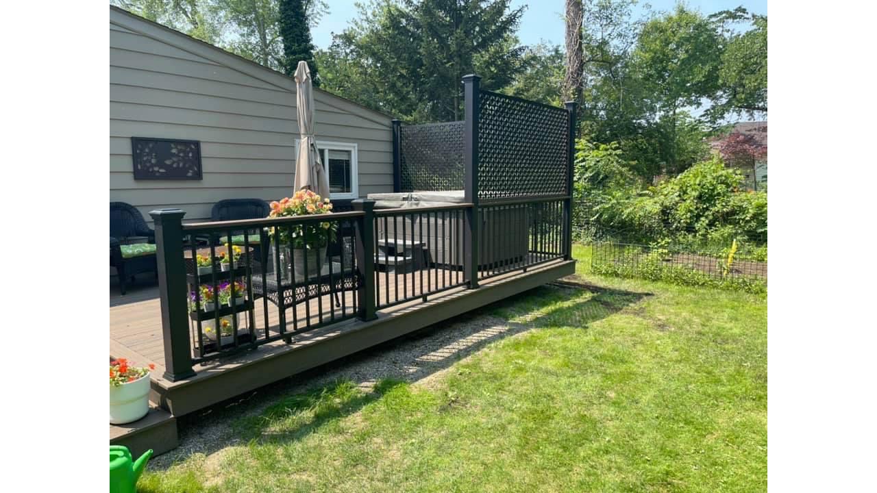Coastal Bluff with Transcend Rail and Trex Lattice works privacy panels