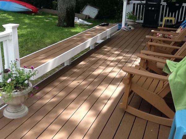 Great outoodr living space with an extended bench