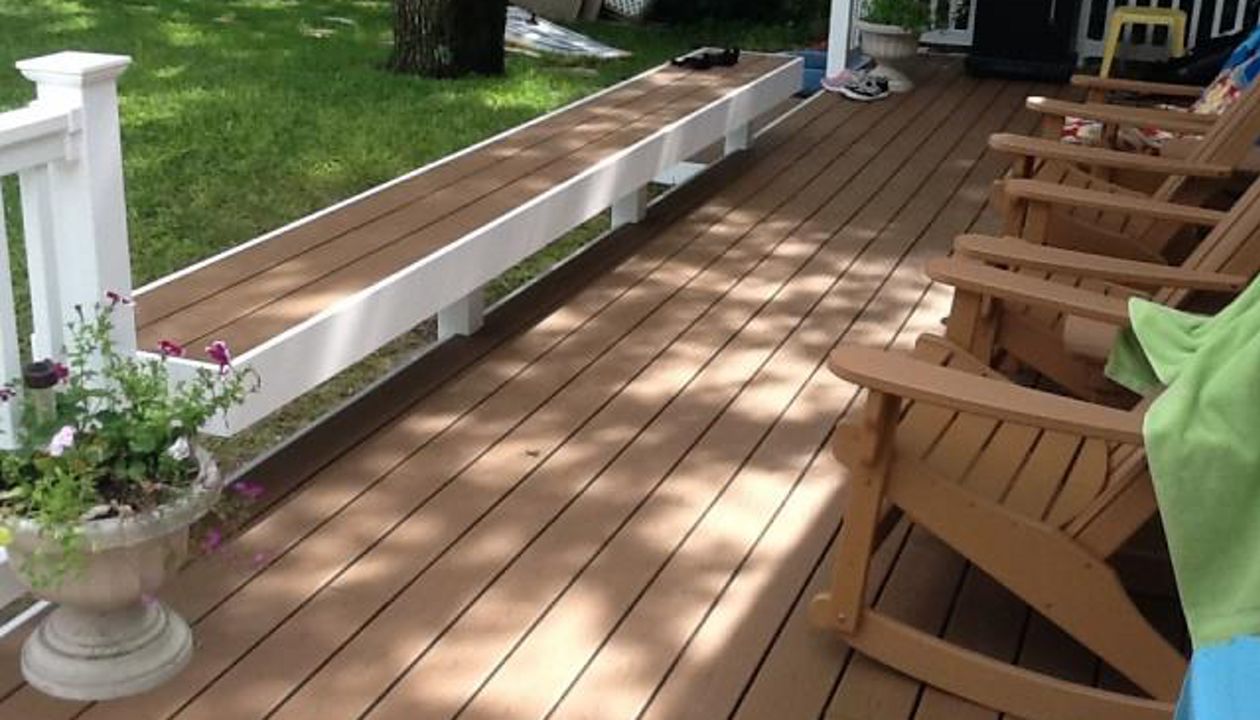 Great outoodr living space with an extended bench