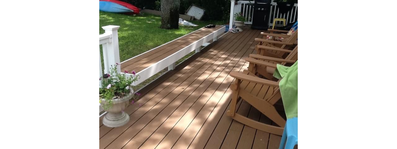 Great outoodr living space with an extended bench