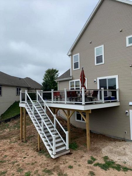 This deck feature Trex transcend white railing with black round aluminum ballusters. It has trex enhance rocky harbor decking and toasted sand picture frame. It has a toasted sand drink rail.