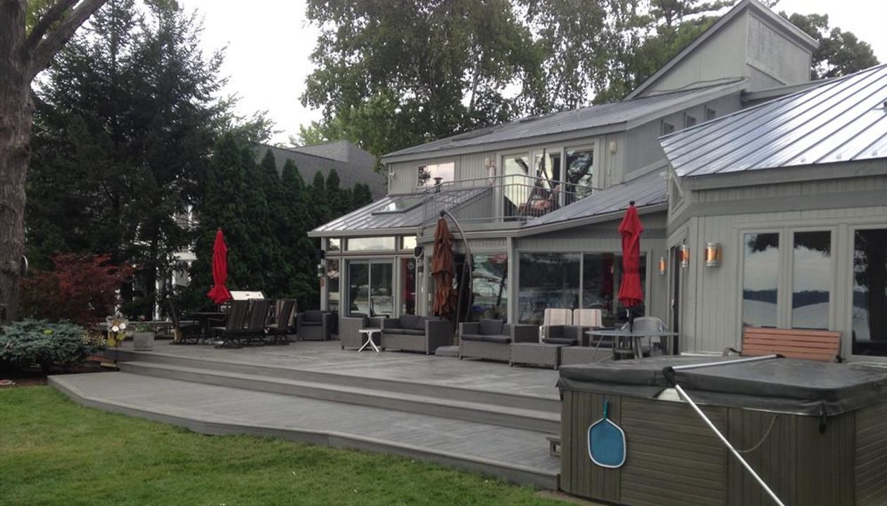 Deck on Union Lake in West Bloomfield, MI., constructed out of Trex Transcend Tropical decking in Island Mist.