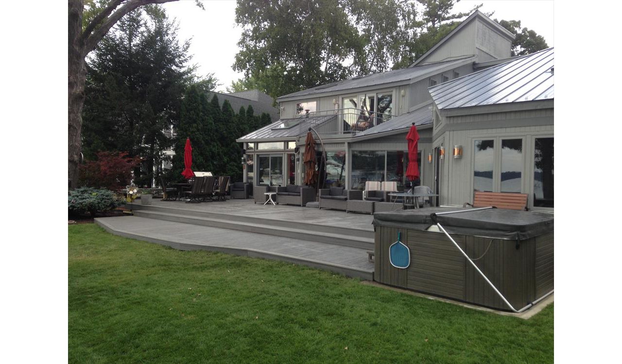 Deck on Union Lake in West Bloomfield, MI., constructed out of Trex Transcend Tropical decking in Island Mist.