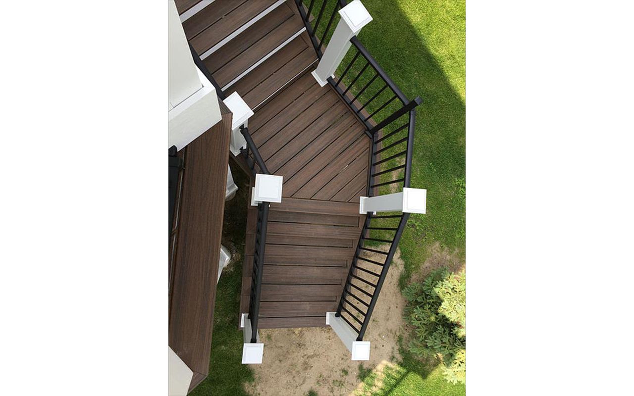 Trex Transcend Composite Deck Stairs - Check out the picture frame on the stair treads. Very refined look!!!