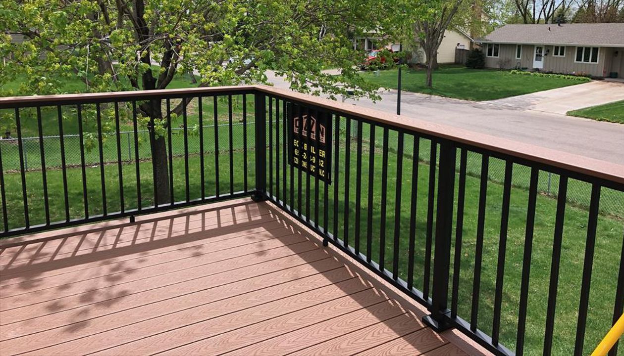 Trex Select Saddle Composite Deck with Aluminum railing