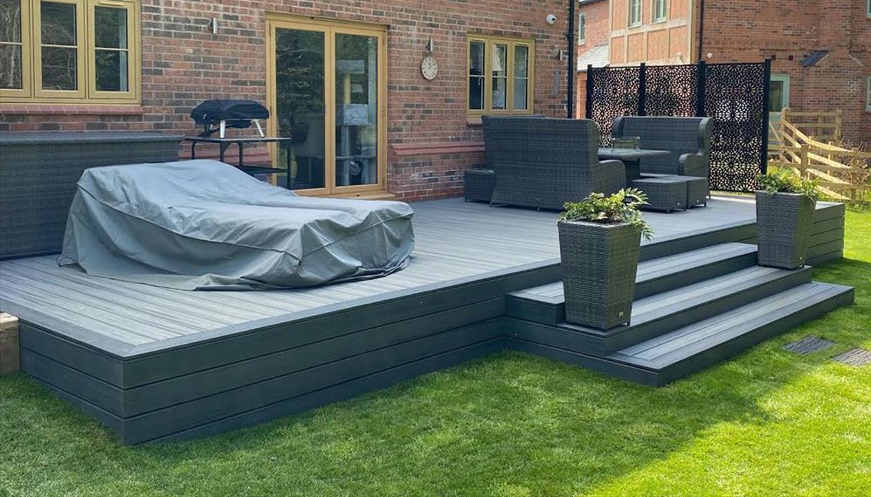 Trex Transcend Island Mist deck with Enhance Calm Water picture frame