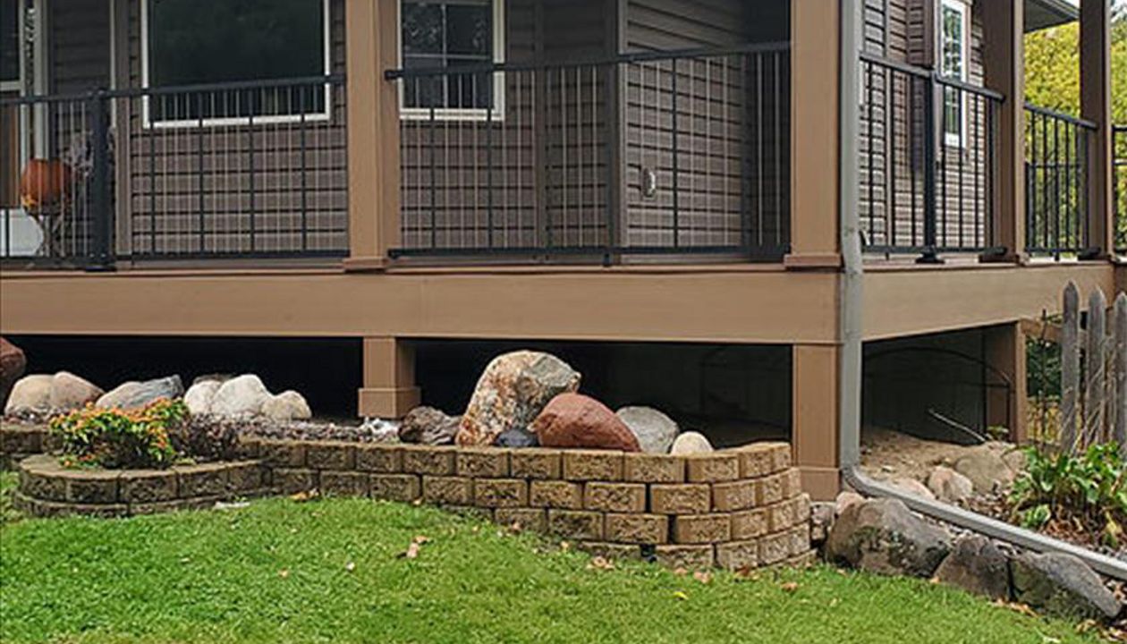 Trex Composite Enhance Basics Decking in Beach Dune color with Trex Select Decking in Saddle color for the Borders/Stairs in Forest Lake, MN area