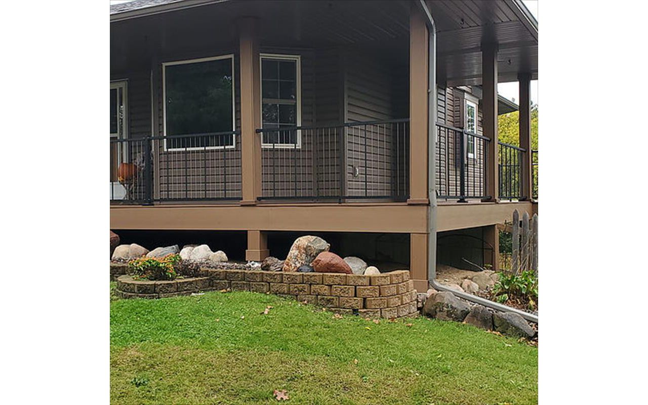 Trex Composite Enhance Basics Decking in Beach Dune color with Trex Select Decking in Saddle color for the Borders/Stairs in Forest Lake, MN area