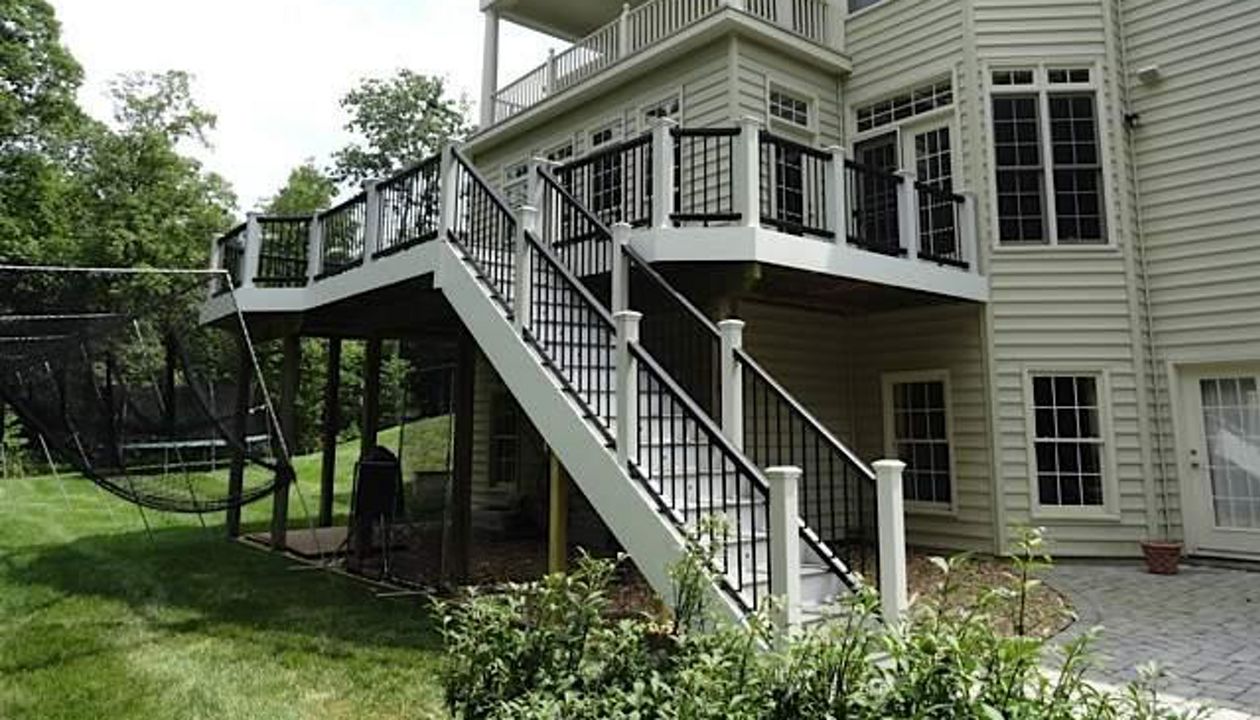 Trex Transcend Island Mist Decking and Black Transcend Rail