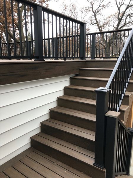 Trex/Transcend/Spiced Rum/Composite Decking with Trex/Signature/Aluminum Railing (black) between Trex Composite Post Sleeves and Trex/Transcend/Spiced Rum/Composite Decking for Cocktail Rail