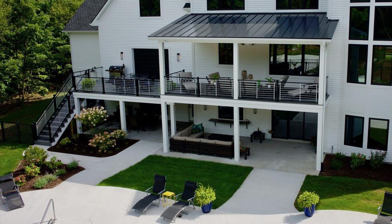 Custom Island Mist deck with Trex aluminum Rod railing