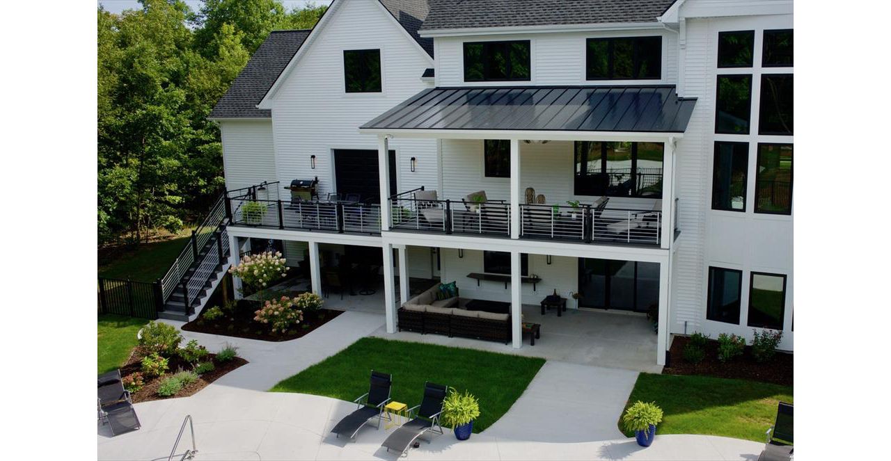 Custom Island Mist deck with Trex aluminum Rod railing