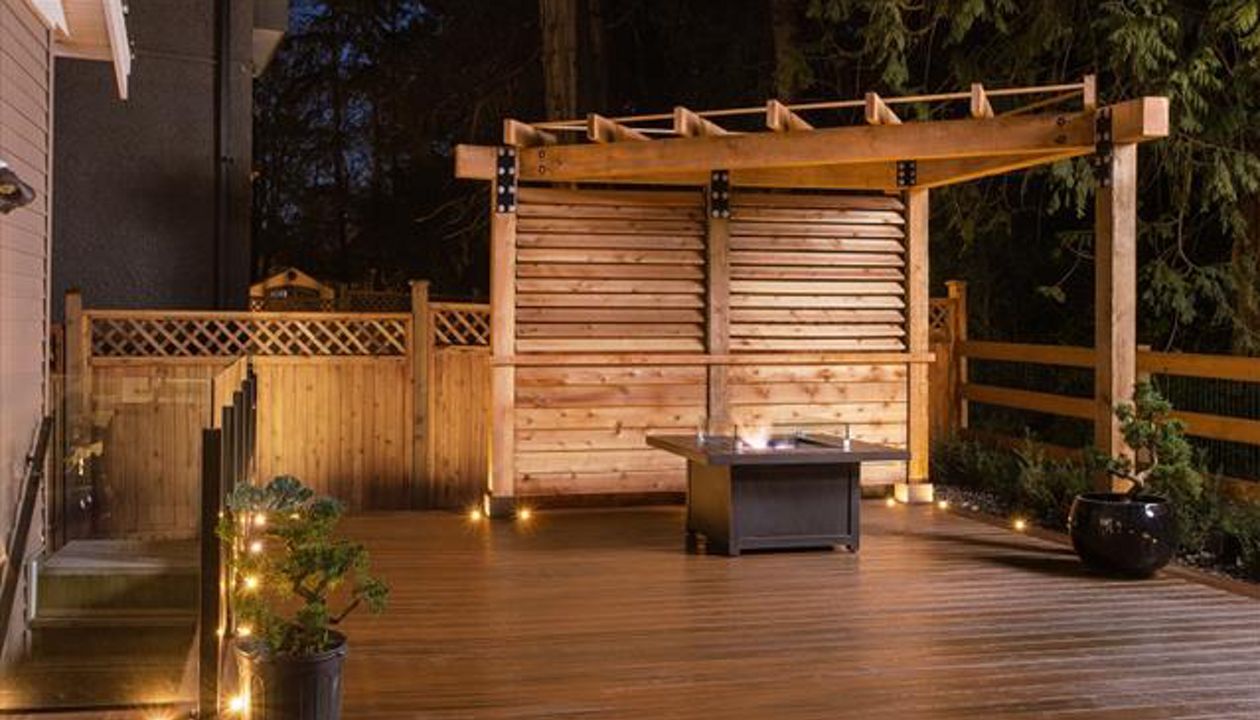 Trex Transcend decking Spiced Rum with custom pergola - South Surrey BC