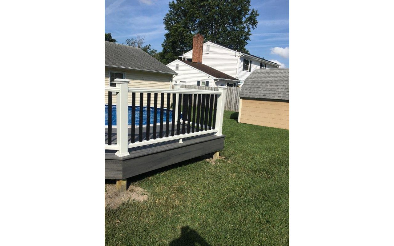 Trex Transcend Island Mist decking with Trex Transcend Classic White Railing & Charcoal Black baluster option