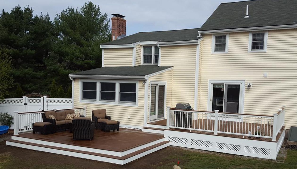Select Saddle Decking, Transcend Railing with Low Voltage Lighting and White round balusters