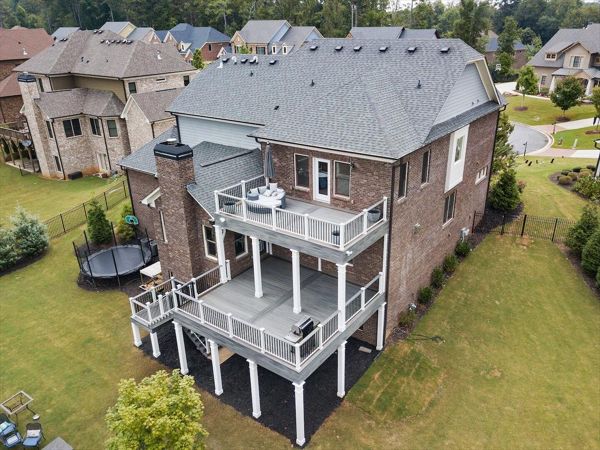 Custom Two Tier Island Mist Deck with white signature rails and black balusters with white transcend posts, index lighting, riser lights