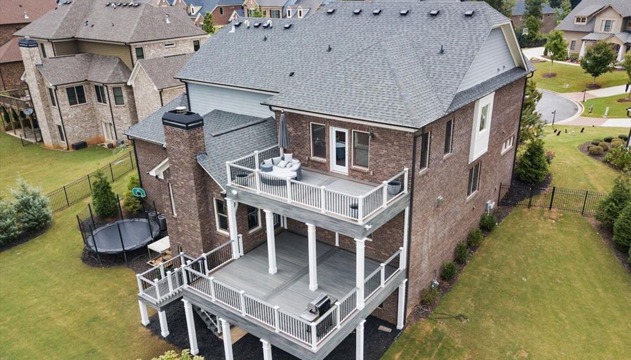 Custom Two Tier Island Mist Deck with white signature rails and black balusters with white transcend posts, index lighting, riser lights