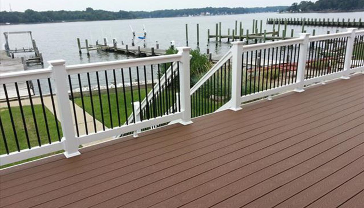 Trex Select Saddle Deck w/white vinyl rail black ballusters