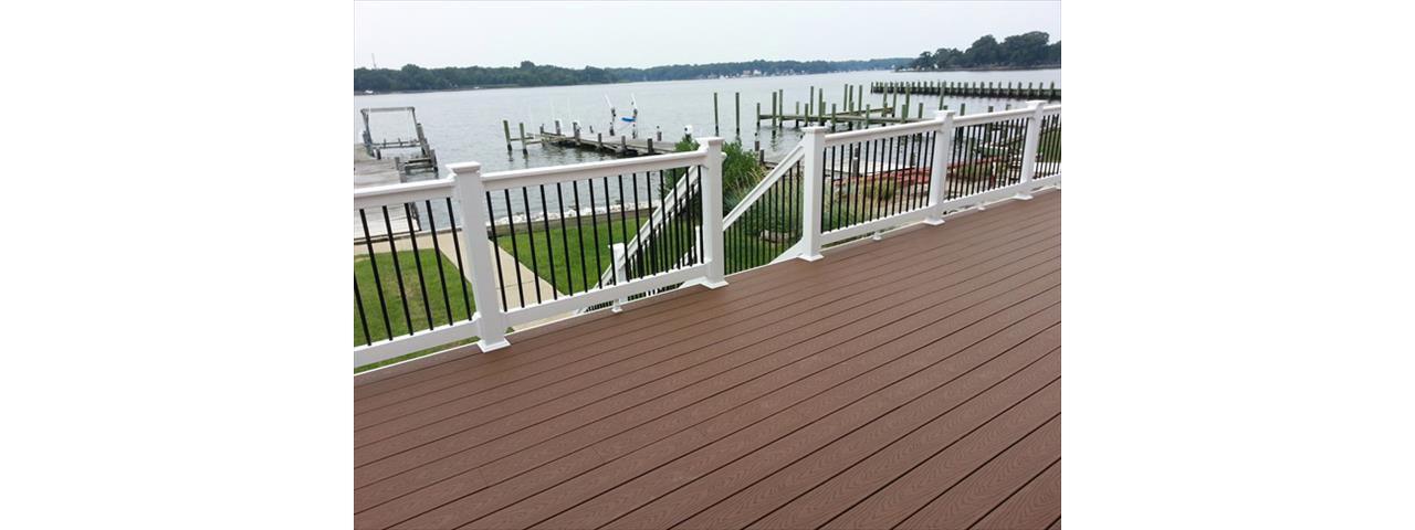 Trex Select Saddle Deck w/white vinyl rail black ballusters