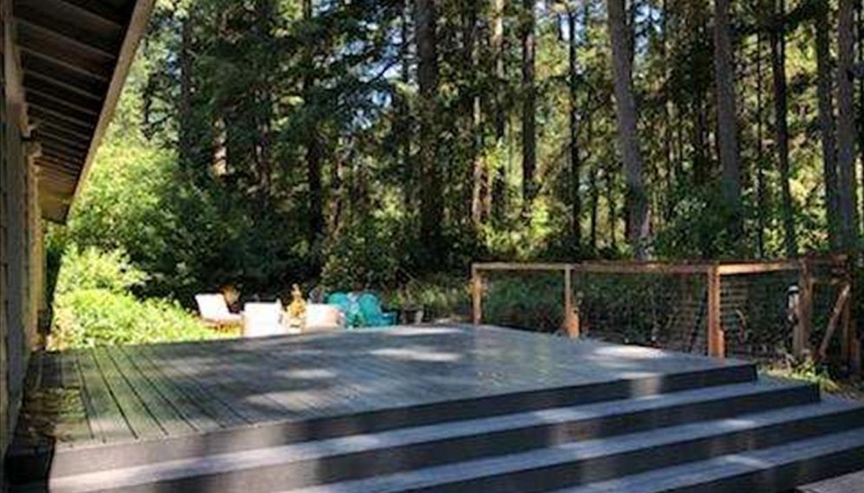 Trex Enhance Basics Clam Shell deck.