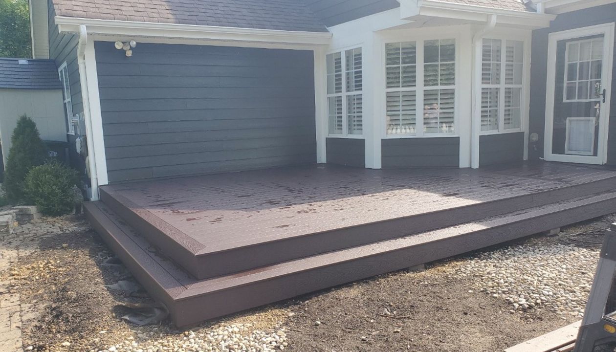 Trex Select Woodland Brown decking w/ picture frame