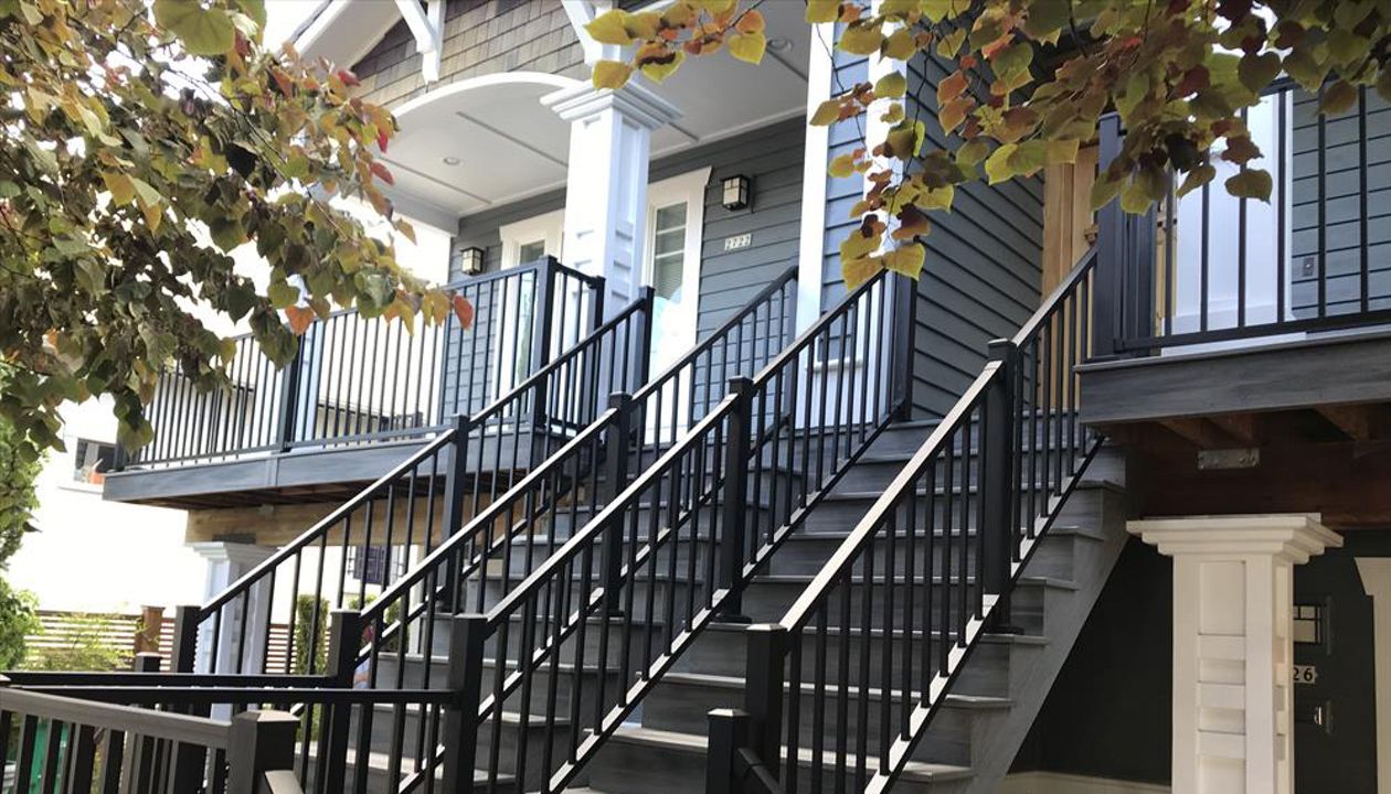 Trex Transcend Island Mist decking and Trex Signature railing in SE Portland