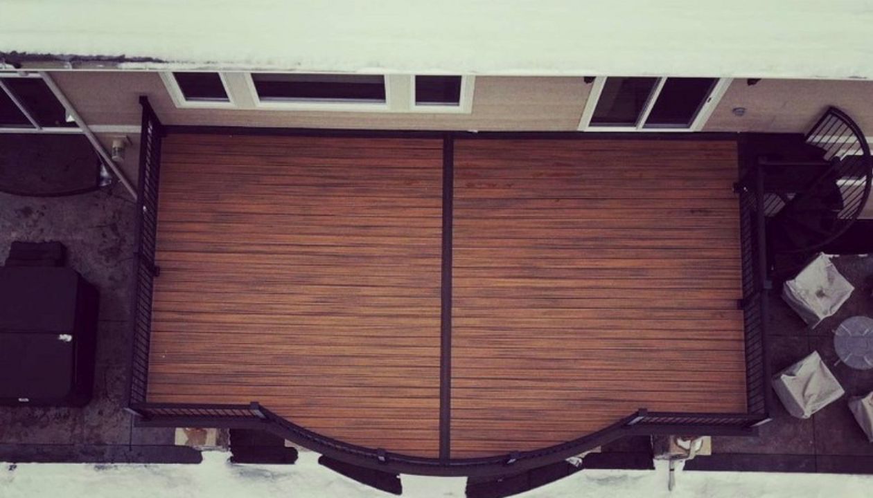 Centennial, CO Trex Deck featuring curved Trex Tiki Torch Decking with Trex Lava Rock border