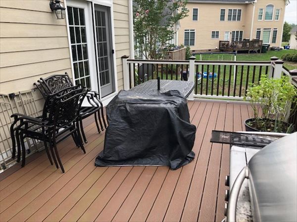 This Trex Select Saddle Deck has a great area to sit and relax and entertain.