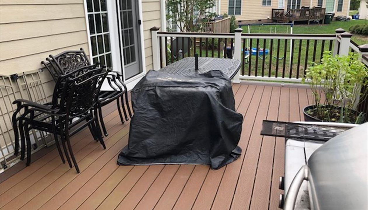 This Trex Select Saddle Deck has a great area to sit and relax and entertain.