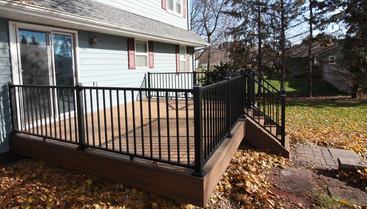 Trex Transcend Havana Gold & Spiced Rum with Trex Signature Charcoal Black Aluminum Railing, Trex Signature Post Cap Lights, & Trex Aluminum Gate