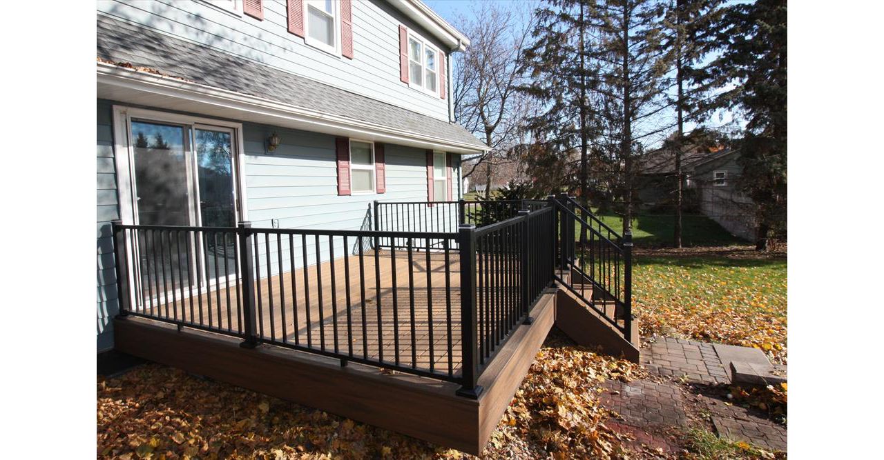 Trex Transcend Havana Gold & Spiced Rum with Trex Signature Charcoal Black Aluminum Railing, Trex Signature Post Cap Lights, & Trex Aluminum Gate