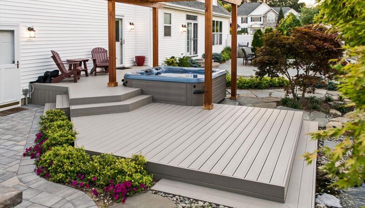 2 level deck with Bullfrog spa
