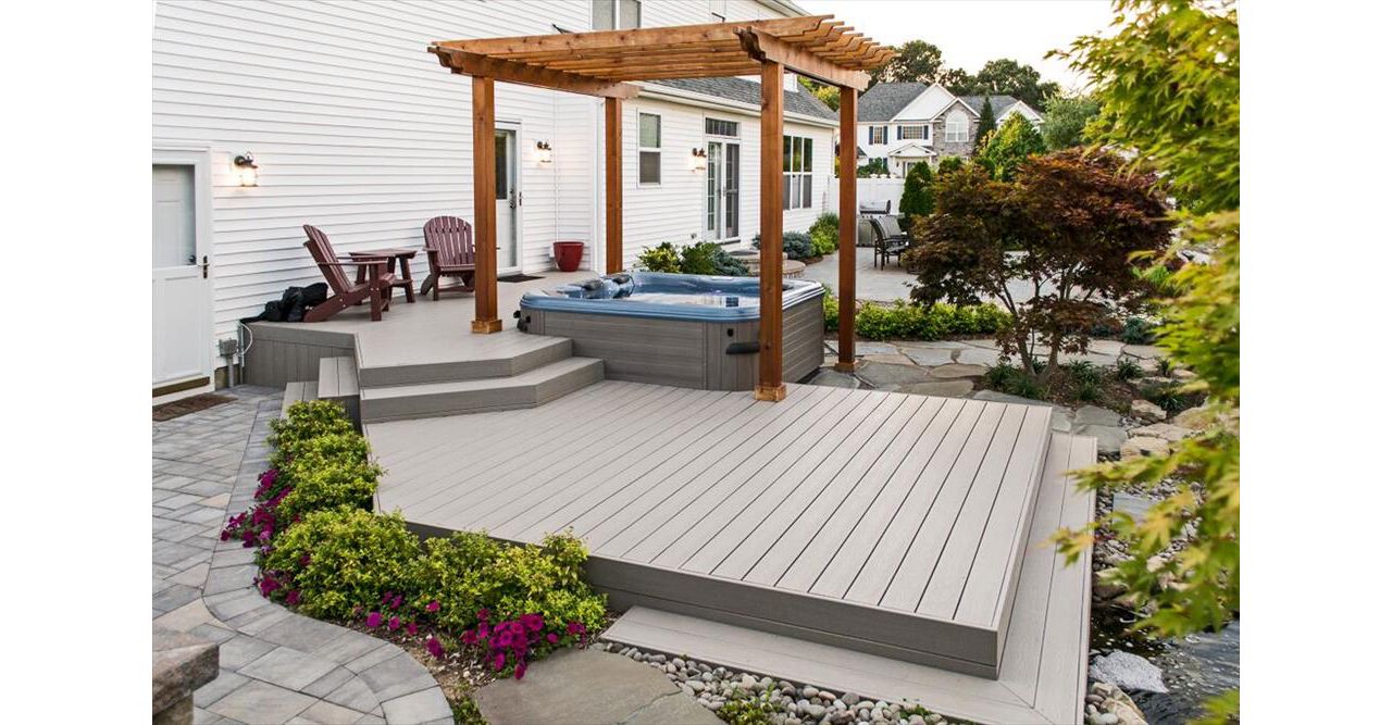 2 level deck with Bullfrog spa