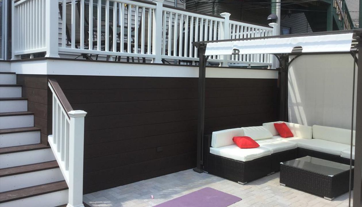 Trex Transcend Vintange Lantern Deck with Lounge Area