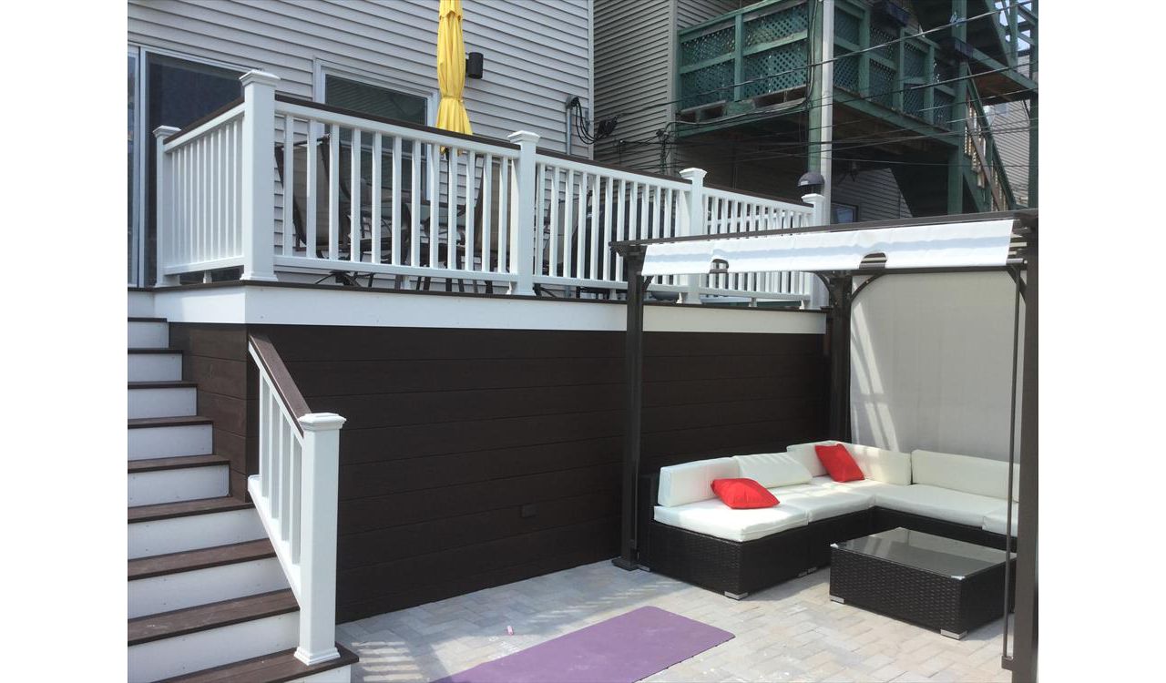 Trex Transcend Vintange Lantern Deck with Lounge Area