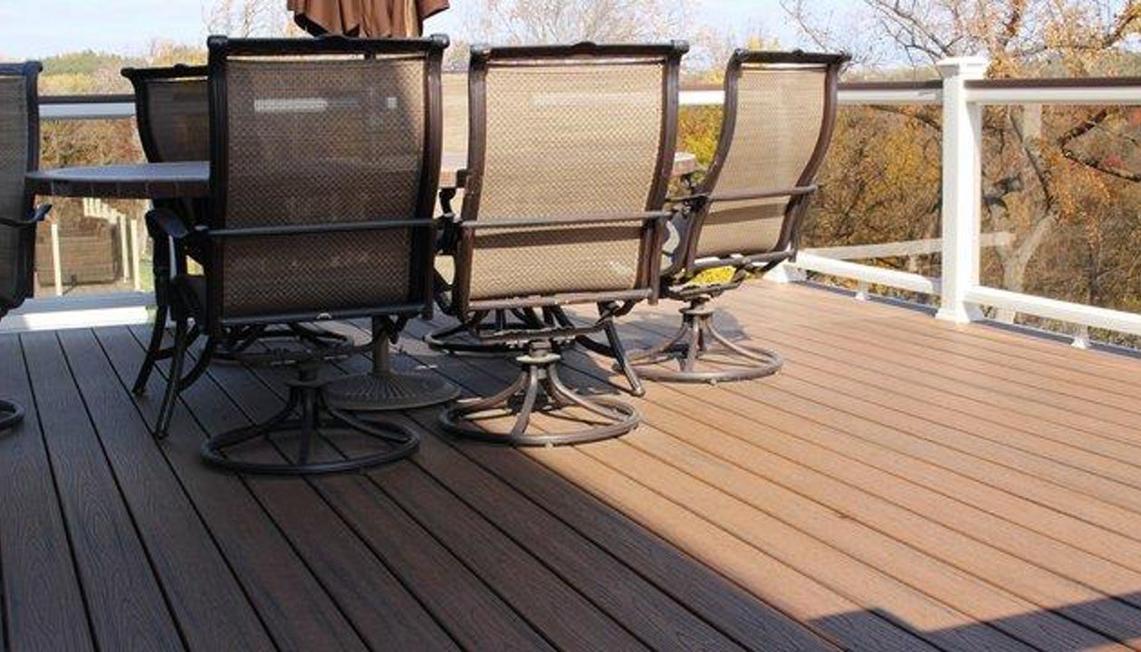 Trex decking in Spiced Rum with Trex railing - Eden Prairie