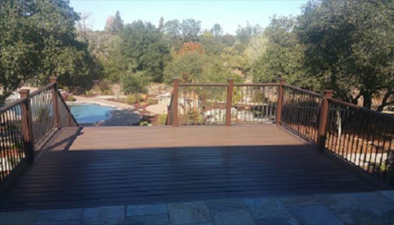 Trex Tropical Spiced Rum with Reveal powder coat railing