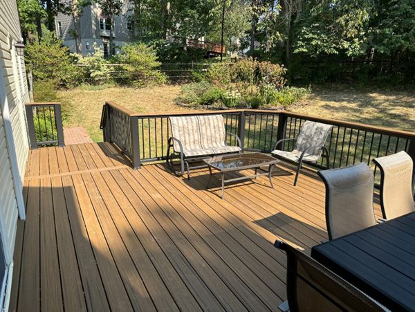 Trex Transcend Havana Gold Decking with Trex Transcend Charcoal Black Cocktail Railing