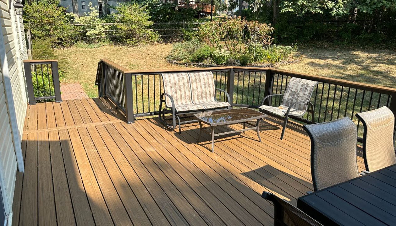 Trex Transcend Havana Gold Decking with Trex Transcend Charcoal Black Cocktail Railing