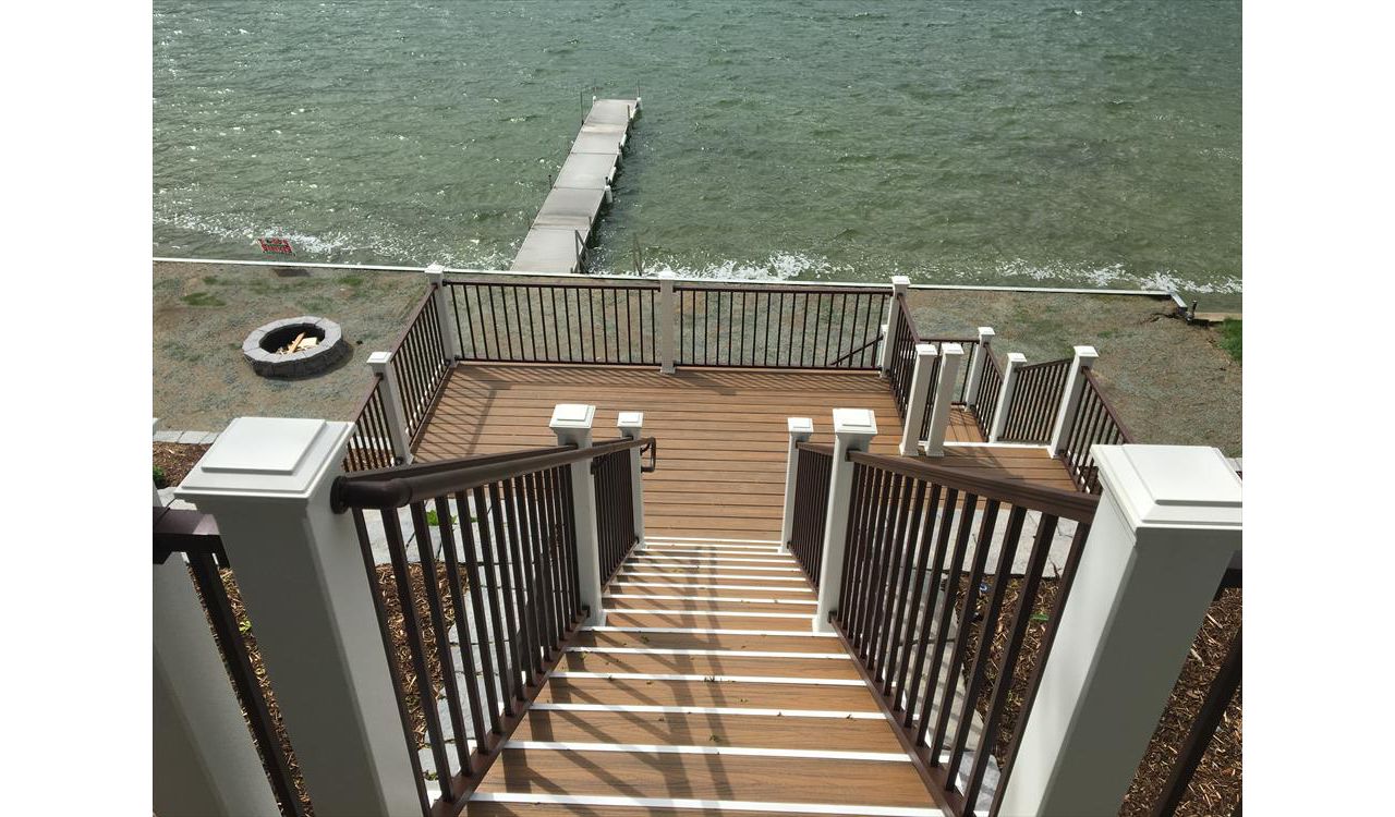 Trex Transcend Spiced Rum decking with Trex Signature Railing and Classic White Transcend post sleeves