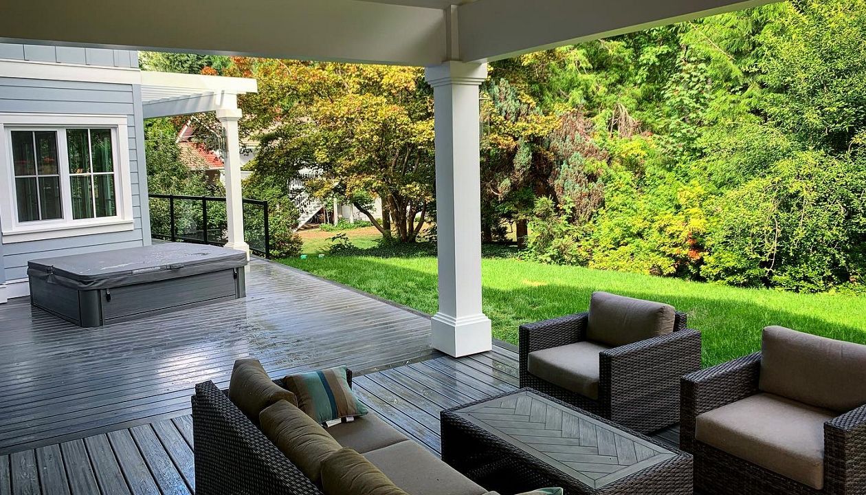 Island Mist field, risers, skirting, and fascia, with Clamshell bordering. Using multidirectional decking patterns is an excellent way to define spaces on large square footage decks.