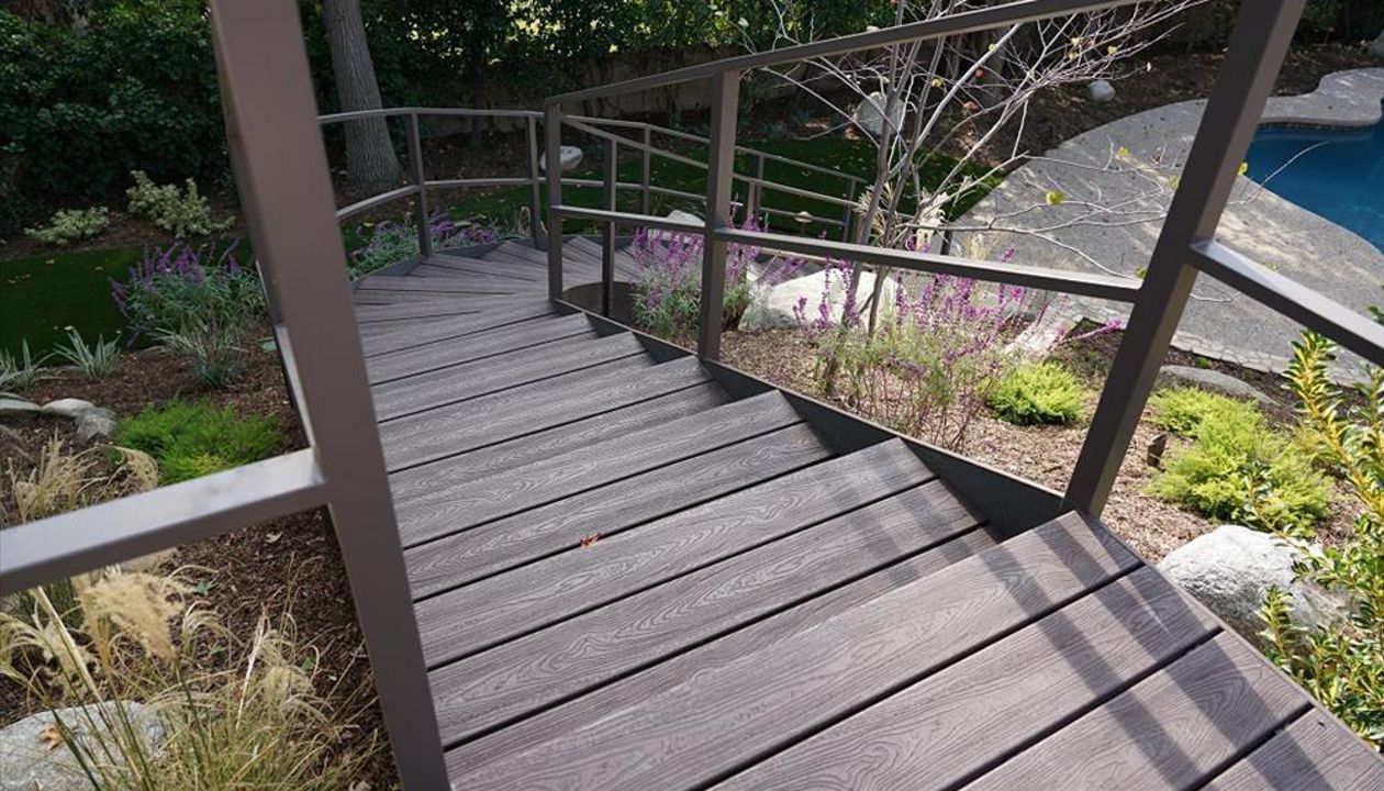 Trex Transcend deck in Vintage Lantern