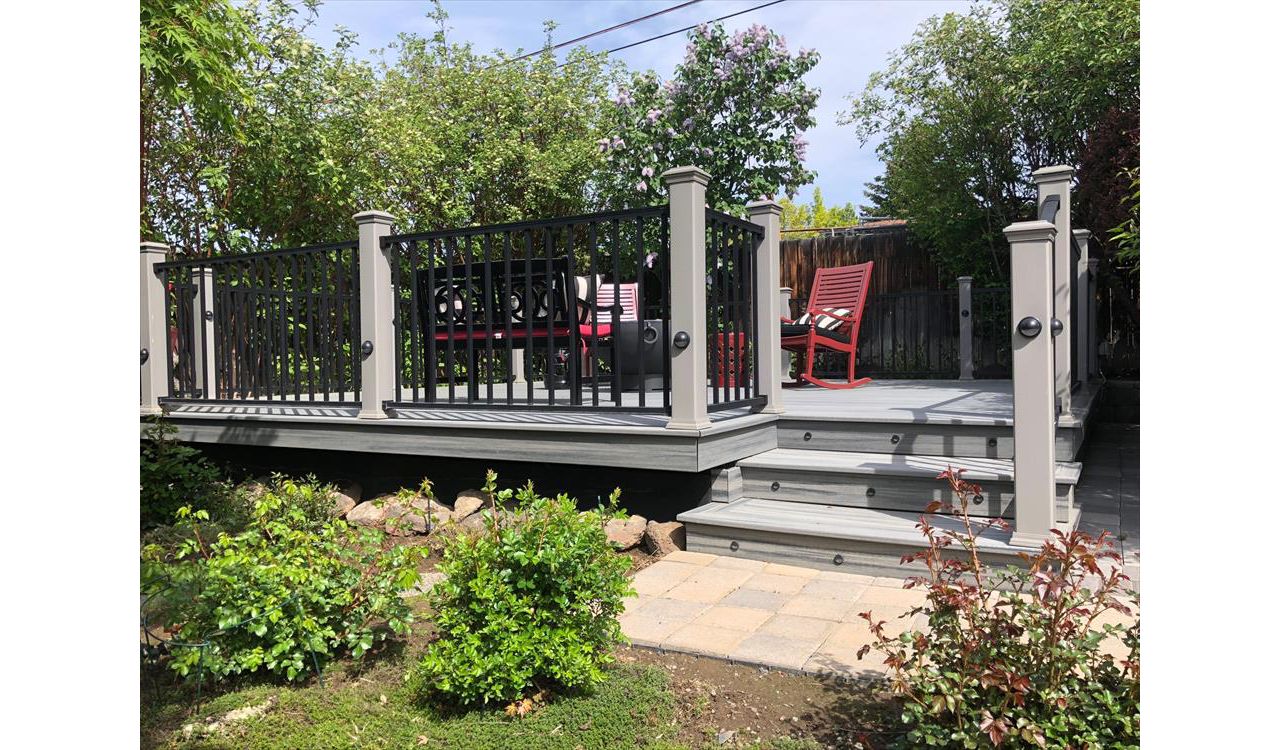 Transcends Decking: Island Mist & Black Reveal Railing