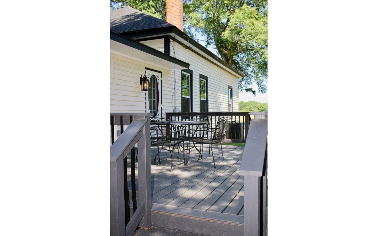 Middle Road Deck: Clamshell decking and cocktail rail