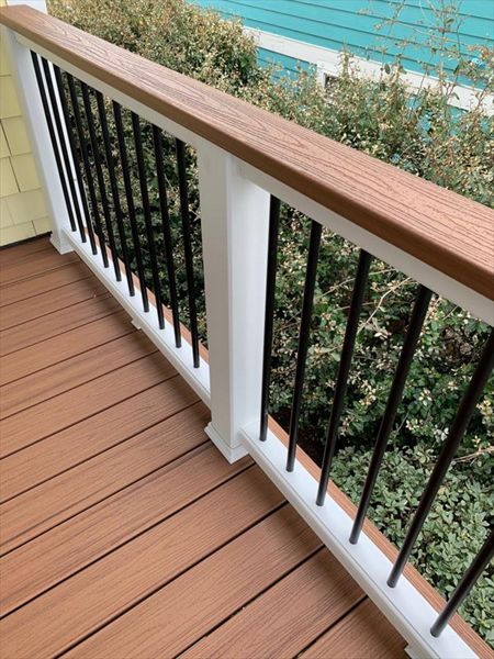 Trex Tiki Torch Decking and Transcends Rail (Tiki Torch 2x6 Cap and Round Black Aluminum Balusters)