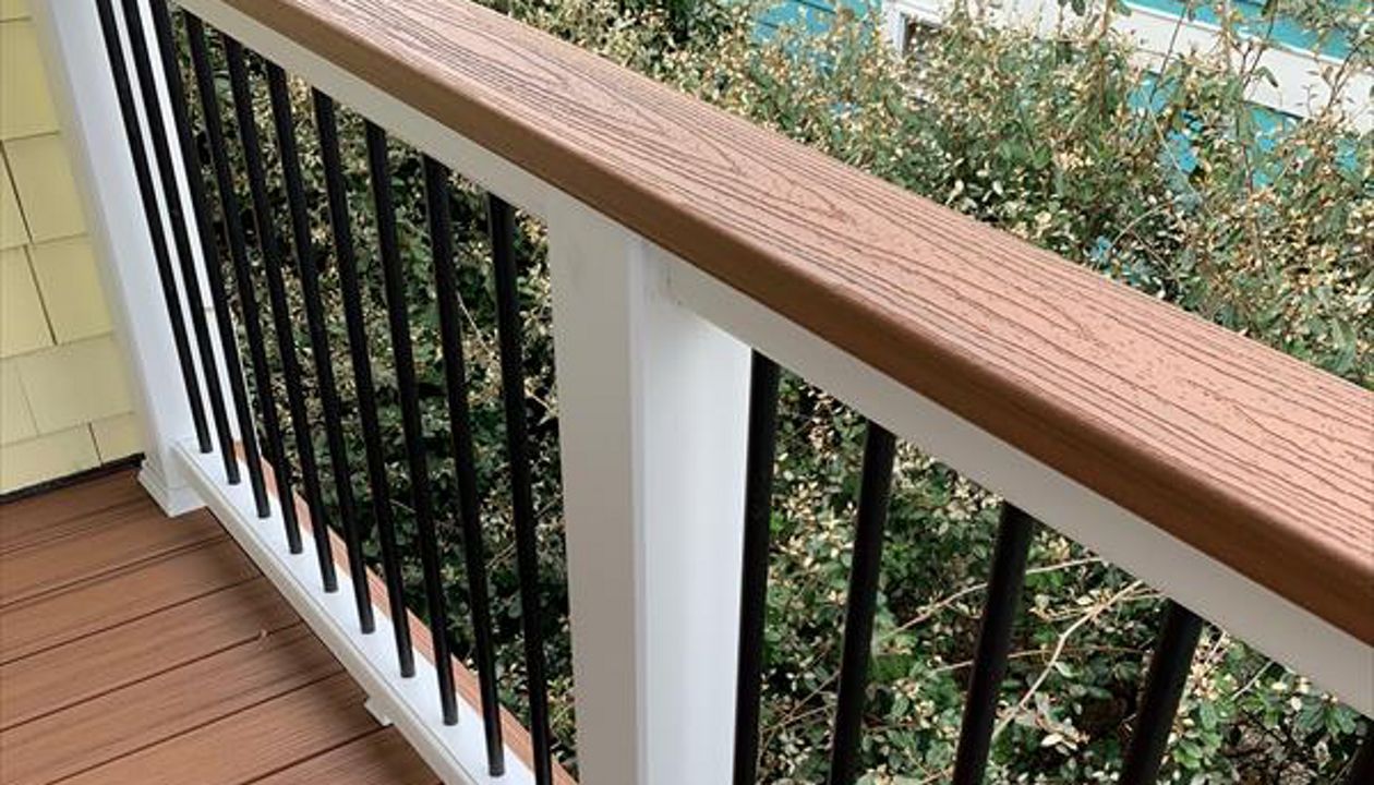Trex Tiki Torch Decking and Transcends Rail (Tiki Torch 2x6 Cap and Round Black Aluminum Balusters)