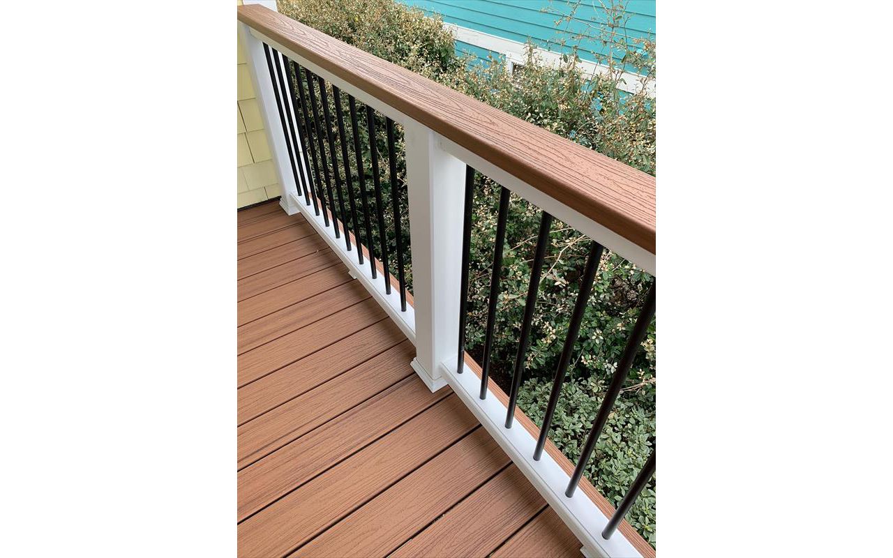 Trex Tiki Torch Decking and Transcends Rail (Tiki Torch 2x6 Cap and Round Black Aluminum Balusters)