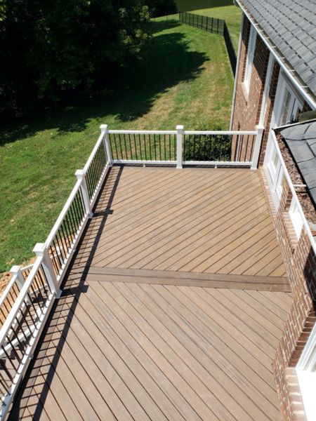 Trex Enhance Naturals Toasted Sand Main decking, Trex Transcend Vintage Lantern Border, Trex Select Railing